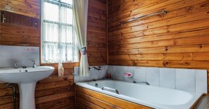 Chalet Deluxe, vista giardino | Bagno | Vasca e doccia separate, soffione a pioggia, set di cortesia gratuito
