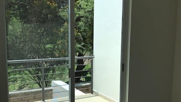 House | 1 bedroom, iron/ironing board, free WiFi