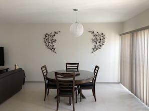 House | In-room dining