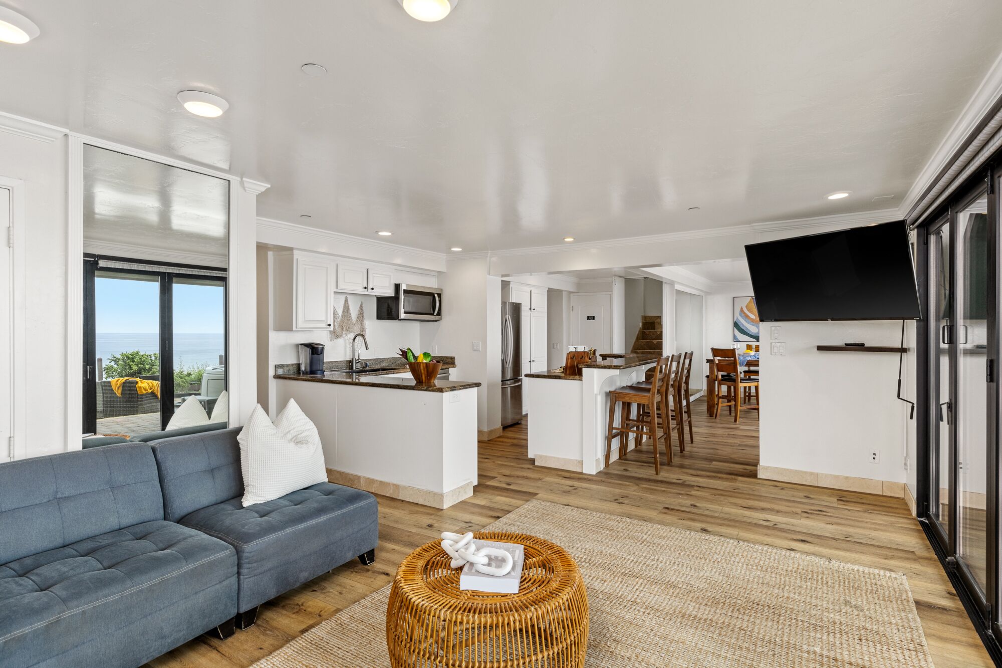 Een televisie en een open haard