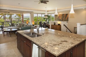 Interior - Hawaiiana Asian Fusion (Kamuela)