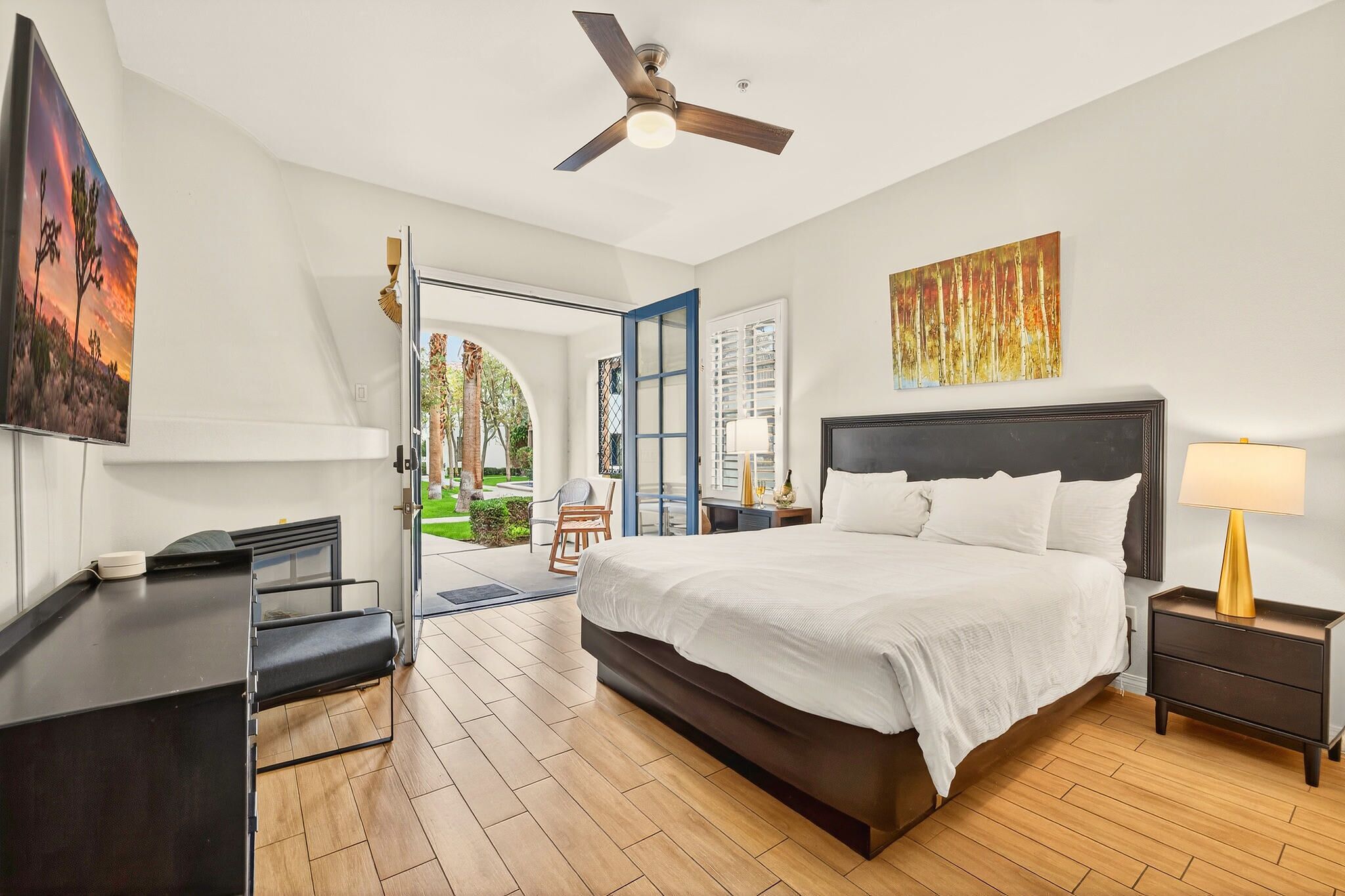 Escritorio, tabla de planchar con plancha, wifi y ropa de cama 