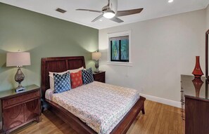 Room - Vidal Manor | Walk to Wilton Drive + Heated Pool (Wilton Manors)