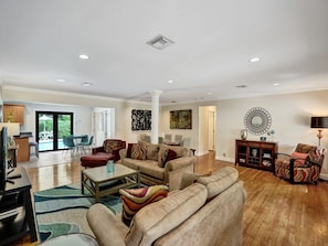 TV - Vidal Manor | Walk to Wilton Drive + Heated Pool (Wilton Manors)