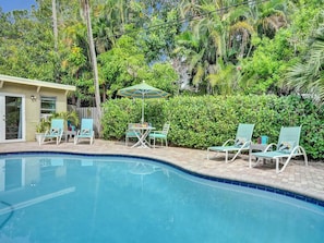 A heated pool - Vidal Manor | Walk to Wilton Drive + Heated Pool (Wilton Manors)