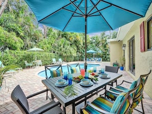 Outdoor dining - Vidal Manor | Walk to Wilton Drive + Heated Pool (Wilton Manors)
