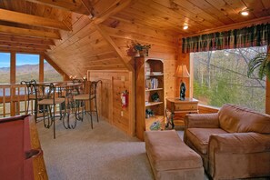Smart TV, fireplace, DVD player - Bearfoot Memories: 180 Degree Views, Hot Tub (Gatlinburg)
