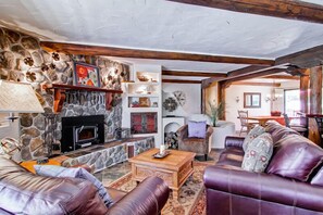 Fernseher, Kamin, DVD-Player, Tischfußball