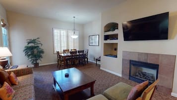 テレビ、暖炉、DVD プレーヤー