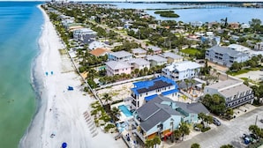 A coastal residential area with houses, a beach, and a bridge in the distance. - Isla Bonita 4BR Villa in Indian Rocks Beach (Indian Rocks Beach)