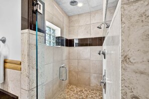 Ensemble douche/baignoire, sèche-cheveux, serviettes fournies, shampoing