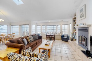 Flatskjerm-TV, peis, videospill og DVD-spiller