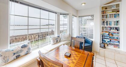 Waterefront Family Home with Beach Access - Dog-friendly
