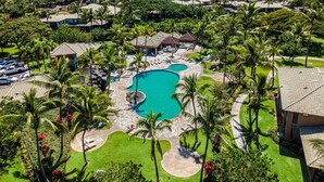 A resort with a central swimming pool surrounded by palm trees and manicured lawns. - 🏖️Luxurious View Corner Townhome | Great Views | VIP Beach Pass (Kamuela)