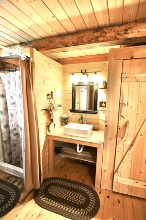 Shower, hair dryer, towels - W-W: Ranch Mountain Cabin, Cute and Quaint (Monticello)
