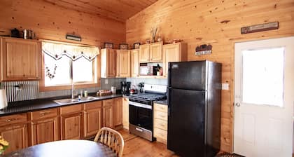 Suloinen läntinen mökki, jossa on BBQ, keittiö, nuotio, näkymät Canyonlandslodgingiin