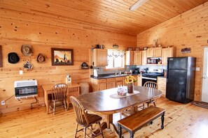 Fridge, microwave, oven, stovetop - W-W: Ranch Mountain Cabin, Cute and Quaint (Monticello)
