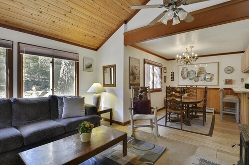 Friedlich für einen Squaw Valley Sommerurlaub, der Platz für 7 Personen bietet. Minuten von Squaws Village. HOA Ausstattung und Whirlpool zur Verfügung! Fragen Sie uns nach unseren KOSTENLOSEN täglichen Aktivitäten!