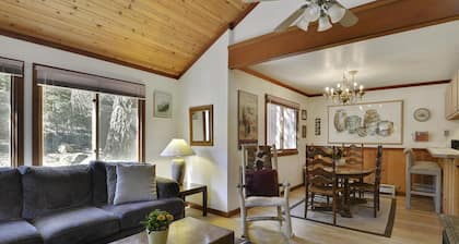 Friedlich für einen Squaw Valley Sommerurlaub, der Platz für 7 Personen bietet. Minuten von Squaws Village. HOA Ausstattung und Whirlpool zur Verfügung! Fragen Sie uns nach unseren KOSTENLOSEN täglichen Aktivitäten!