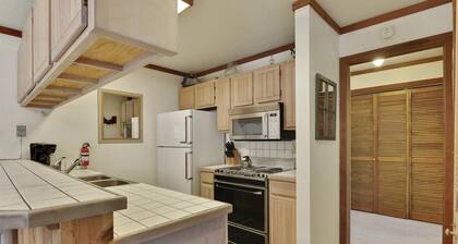 Rauhallinen Squaw Valley -kesälomalle, joka mahtuu 7 ihmistä. Minuutin päässä Squaws Village. HOA-palvelut ja poreallas saatavilla! Kysy ILMAISESTA päivittäisestä toiminnastamme!