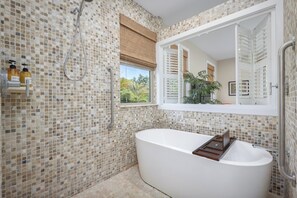 Chuveiro, secador de cabelo, toalhas de banho 