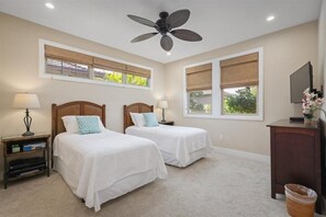 3 室のベッドルーム、デスク、アイロン / アイロン台、旅行用ベビーベッド