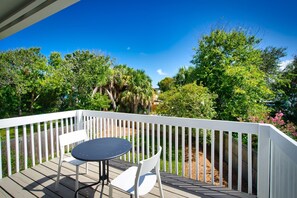 Outdoor dining - Family Home Short Walk to the Beach 3 Bedrooms (Jacksonville Beach)