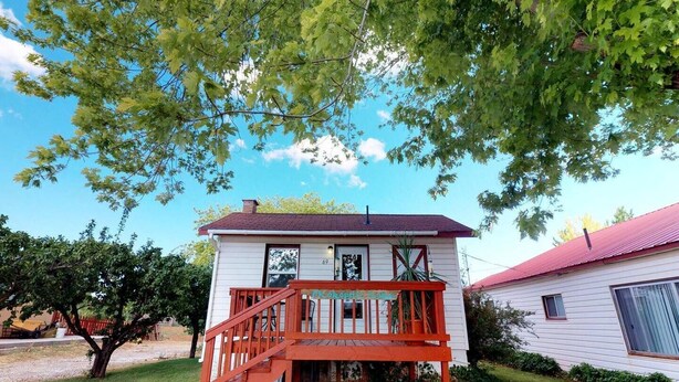 A single-story house with a red porch and a small staircase. - Hot Tub, Kokopelli Kabyn, Cute and Cozy! (Blanding)
