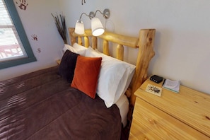 1 bedroom, soundproofing, WiFi, bed sheets - Hot Tub, Kokopelli Kabyn, Cute and Cozy! (Blanding)