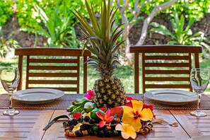 Outdoor dining - 🏖️Family-Friendly & Romantic Getaway | Beach Club Access (Kamuela)