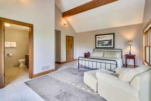 7 bedrooms, iron/ironing board, WiFi, bed sheets - Incredible mountain home. Walk to Timberline Mountains Salamander Trail! (Canaan Valley)