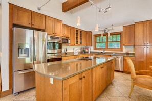 Fridge, microwave, dishwasher, coffee/tea maker - Incredible mountain home. Walk to Timberline Mountains Salamander Trail! (Canaan Valley)