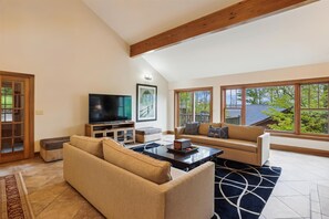 Fireplace, DVD player, foosball - Incredible mountain home. Walk to Timberline Mountains Salamander Trail! (Canaan Valley)