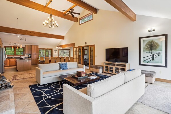 Fireplace, DVD player, foosball - Incredible mountain home. Walk to Timberline Mountains Salamander Trail! (Canaan Valley)