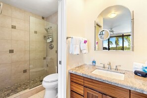 Ensemble douche/baignoire, sèche-cheveux, serviettes fournies