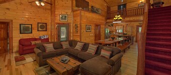 Sweet Tranquility Pool Lodge: Indoor Pool, Theater