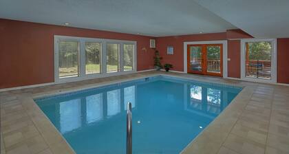 Sweet Tranquility Pool Lodge: Indoor Pool, Theater