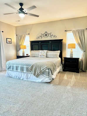 3 bedrooms, iron/ironing board, internet, bed sheets - 3 BR, 2 Bath Condo on Table Rock Lake with Dock Access (Hollister)