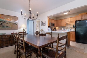 Dining - Bright mountain condo w/ fireplace near Sugarbush (Warren)