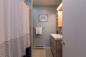 Combined shower/bathtub, hair dryer, towels - Bright mountain condo w/ fireplace near Sugarbush (Warren)