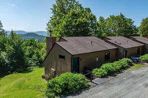 Exterior - Bright mountain condo w/ fireplace near Sugarbush (Warren)