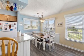 Dining - Sandy Tee: Soundside Golf Villa w/ FREE Access to Oceanfront Beach Club (Nags Head)