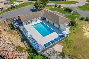 Exterior - Danube Breezes: 5-bedroom Sound-side, Private Pool & Hot Tub, Screened Porch (Nags Head)