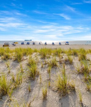 On the beach - Summer & July 4th Savings at Beachside Colony Tybee's ONLY Oceanfront Resort 2/2 (Tybee Island)