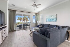 テレビ、DVD プレーヤー、テーブルサッカー台