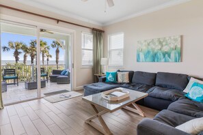 テレビ、DVD プレーヤー、テーブルサッカー台