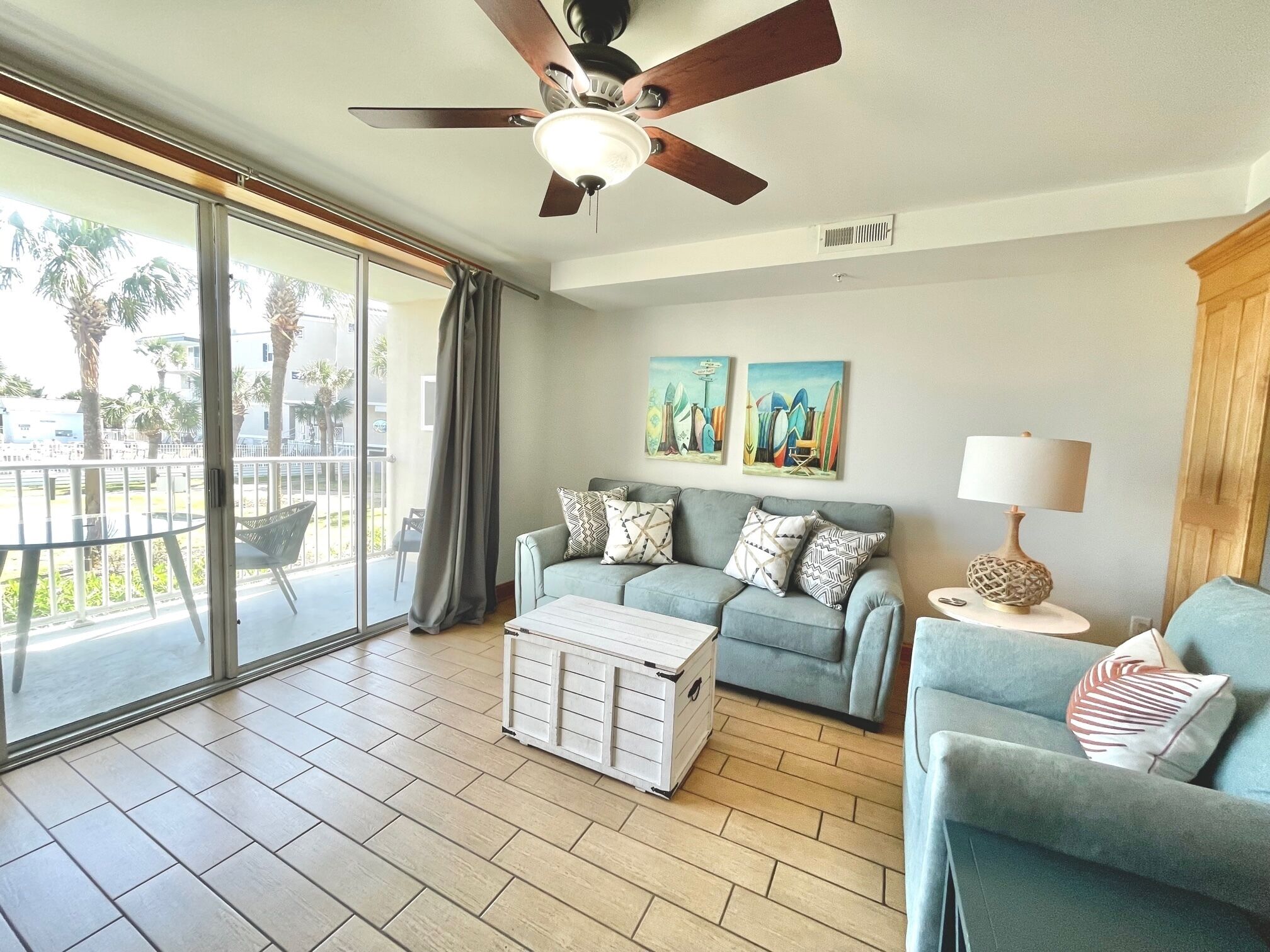 Téléviseur connecté, lecteur de DVD, livres