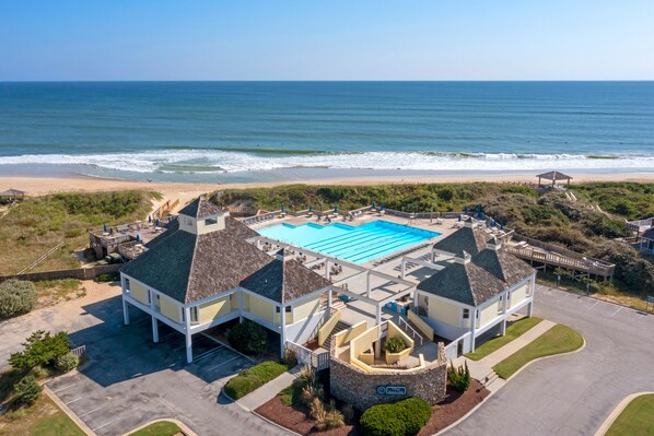 Enjoy beach access and a central pool surrounded by multiple buildings in this traditional beachfront hotel.
