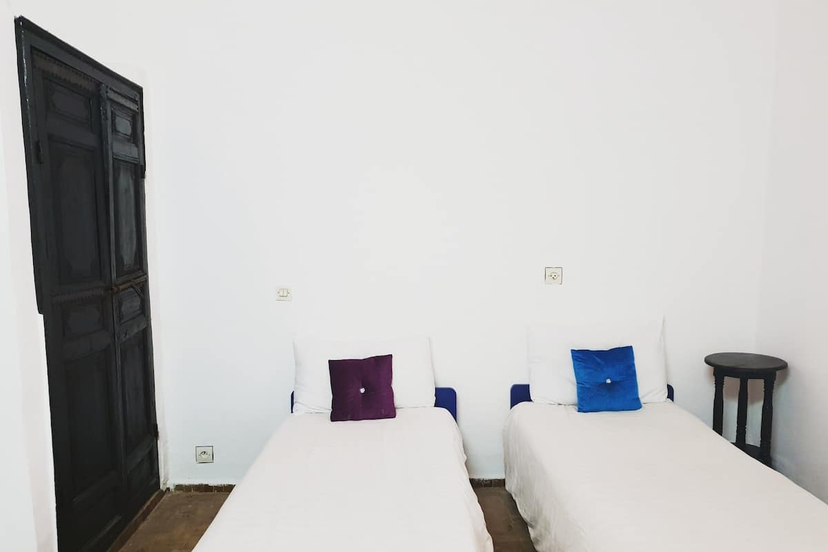 Chambre Standard avec lits jumeaux | Coffres-forts dans les chambres, Internet gratuit par câble