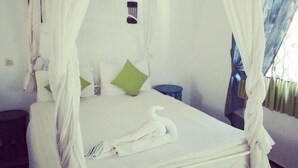 Quarto triplo standard | Cofres nos quartos, roupa de cama